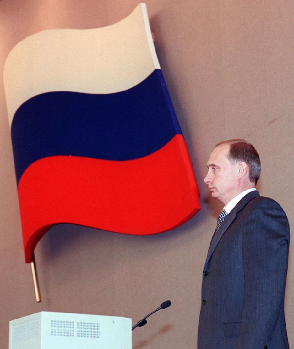 En diciembre de 1999, en la Duma, escuchando el himno ruso. (AFP)