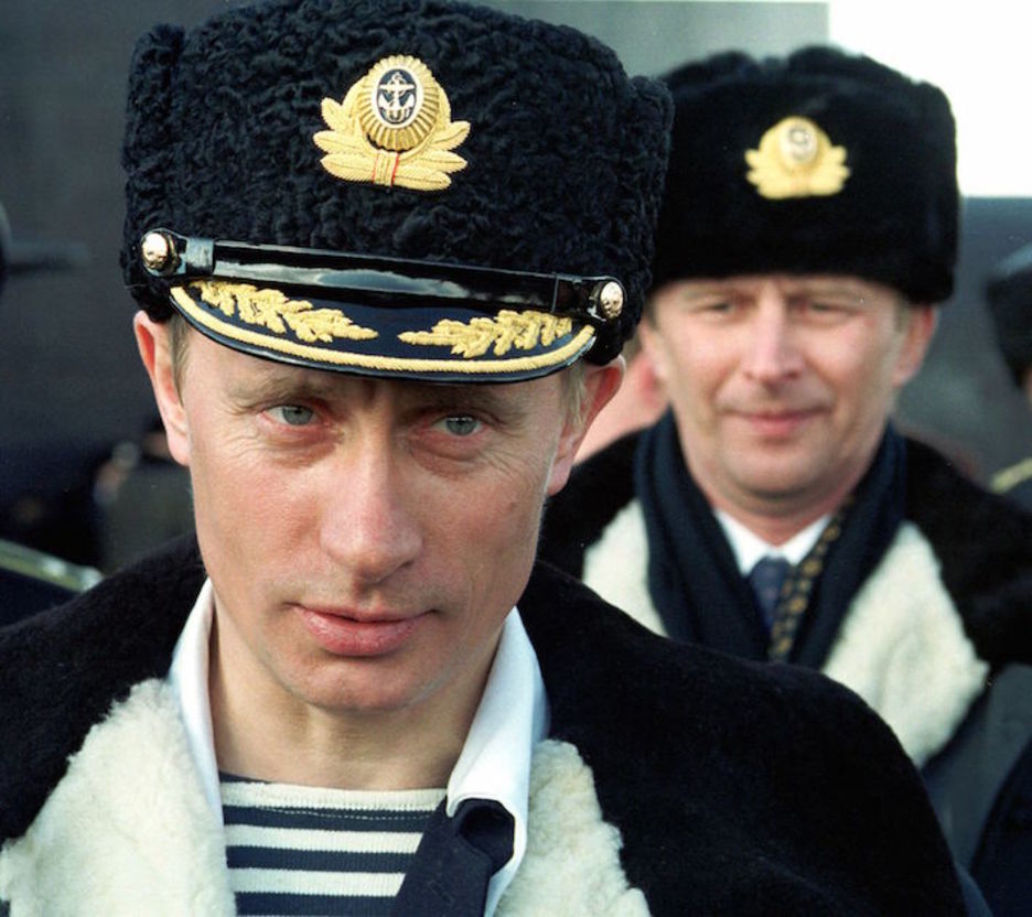 En abril de 2000, ataviado con el uniforme de oficial de la Marina. (AFP)
