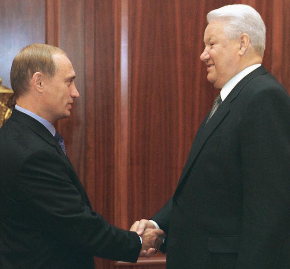 En agosto de 1999, Putin, entonces primer ministro, estrecha la mano del presidente, Boris Yeltsin. (Elmira KOZHAYEVA/AFP)