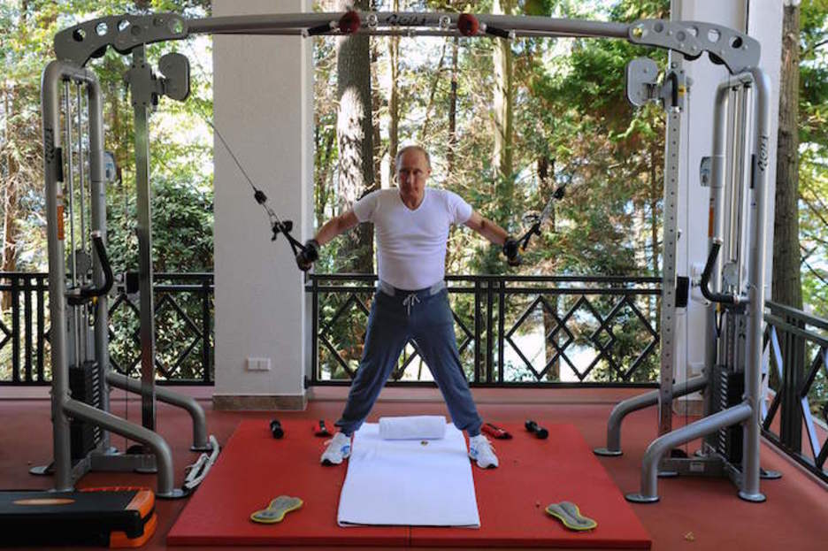 Practicando ejercicio. (Mikhail KLIMENTYEV/AFP)