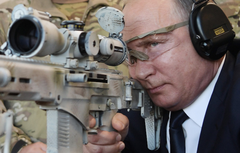 Putin dispara un rifle de francotirador durante una visita a un parque militar a las afueras de Moscú. (Alexey NIKOLSKY/AFP)