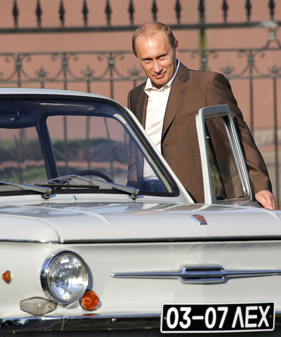 En julio de 2006, junto al que fuera su primer coche. (Alexander NEMENOV/AFP)
