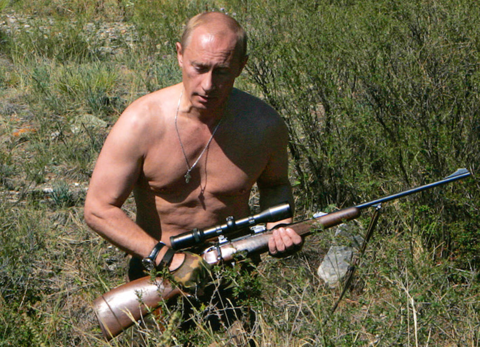 Con un rifle de caza entre manos. (Dmitry ASTAKHOV/AFP)