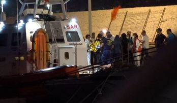 Cuatro migrantes desembarcaron ayer por razones médicas. (AFP)