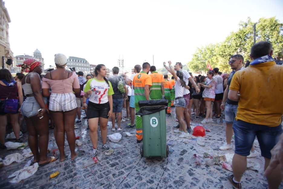 Los servicios de limpieza intentan poner algo de civismo, pero el tema está complicado. (Endika PORTILLO/FOKU)