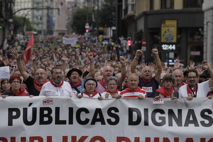 Miles de pensionistas han salido a las calles de Bilbo en defensa de sus derechos. (Aritz LOIOLA / FOKU)