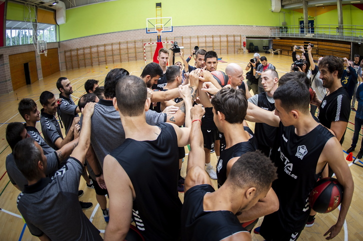 La plantilla de Bilbao Basket hace piña en el primer entrenamiento. (Jaizki FONTANEDA/FOKU)
