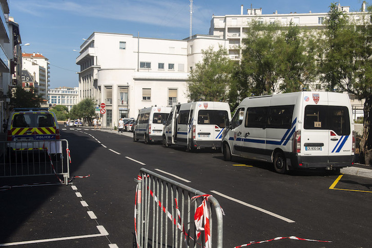 Vehículos policiales y barreras en una calle de Biarritz. (Guillaume FAUVEAU)