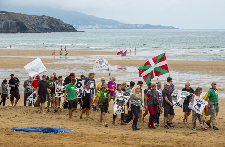 Movilización por los presos y presas en la playa de Muskiz. (Marisol RAMÍREZ I FOKU)