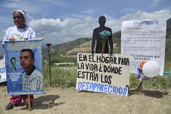 Acto de homenaje en la zona conocida como La Escombrera en la Comuna 13 de Medellín donde buscan restos de desaparecidos. (Raul ARBOLEDA/AFP)