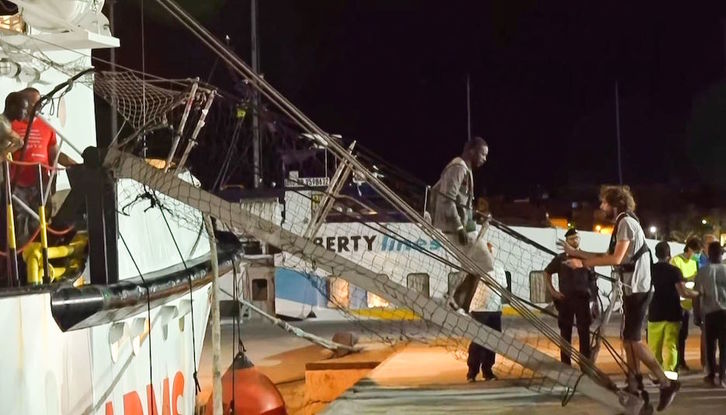 Uno de los migrantes desembarca en Lampedusa. (AFP)
