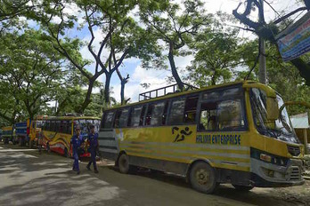 Los autobuses dispuestos en el Campo-26 para comenzar la repatriación de los rohingyas se quedaron vacios ante la negativa de estos a regresar a Birmani, donde no tienen ningún derecho, ni siquiera a la ciudadanía. (Munir UZ ZAMAN/AFP)