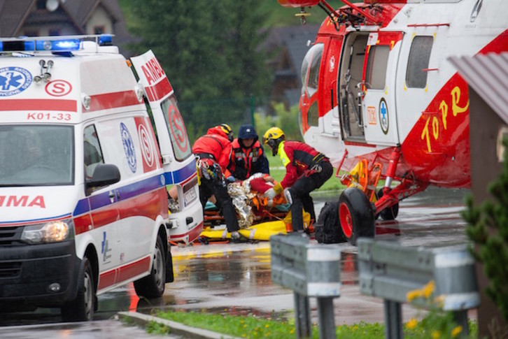 Los servicios de rescate trasladan a uno de los heridos en Polonia. (Piotr KORCZAK / AFP)