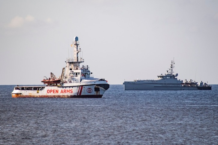 Un barco de la Guardia di Finanza, junto al Open Arms, frente a las costas de Lampedusa. (Alessandro SERRANO / AFP)