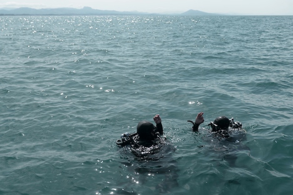 Submarinistas inspeccionan la bahía biarrota. (Gaizka IROZ | AFP)