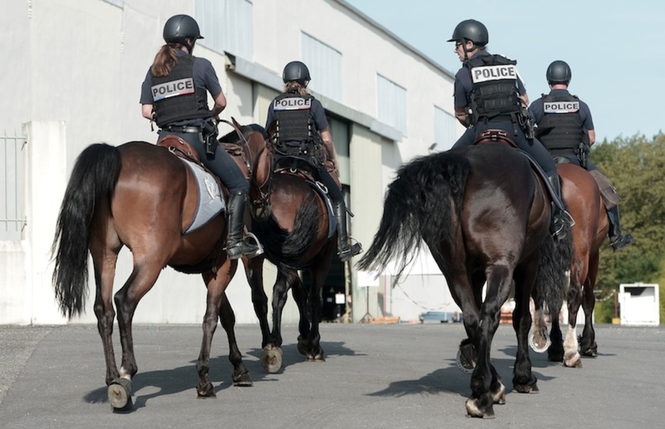 Policías a caballo se dejan ver también en Biarritz. (Gaizka IROZ | AFP)