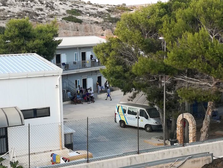 Migrantes rescatados por el Open Arms, en un centro de recepción de Lampedusa. (TAIMAZ SZIRNIKS  / AFP)