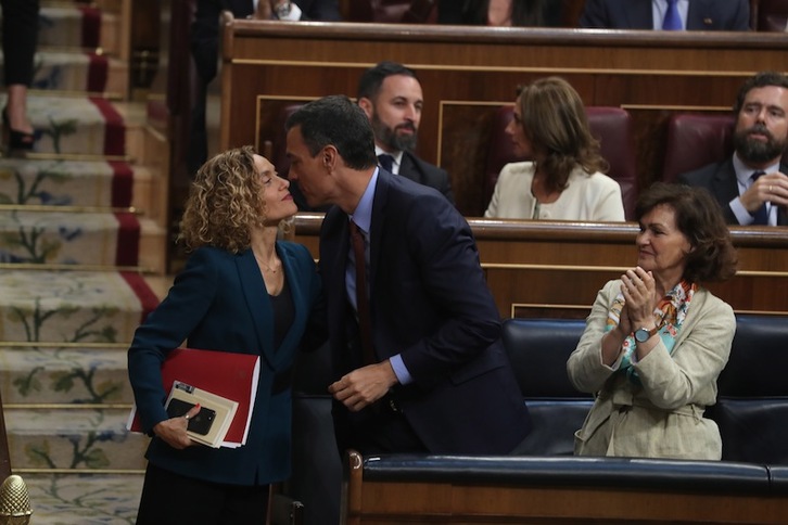 Sánchez besa a Batet, presidenta del Congreso. (J. DANAE | FOKU)