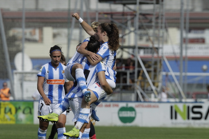 Las jugadoras de la Real celebran el tercer gol del partido, obra de Leire Baños.(Aritz LOIOLA / FOKU)