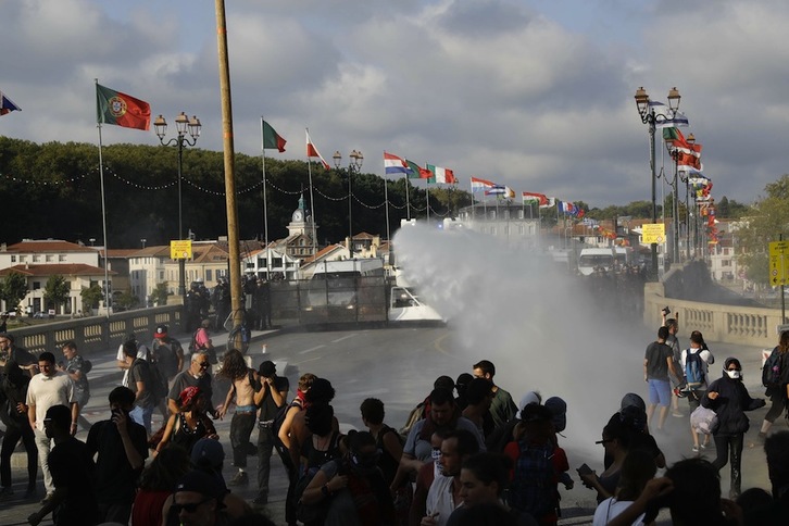 La policía carga contra los manifestantes en el puente de Santo Espíritu. (Gaizka IROZ/AFP)