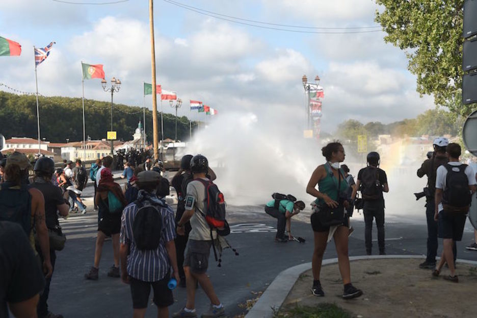 Cañones de agua contra los manifestantes. (Gaizka IROZ/AFP)