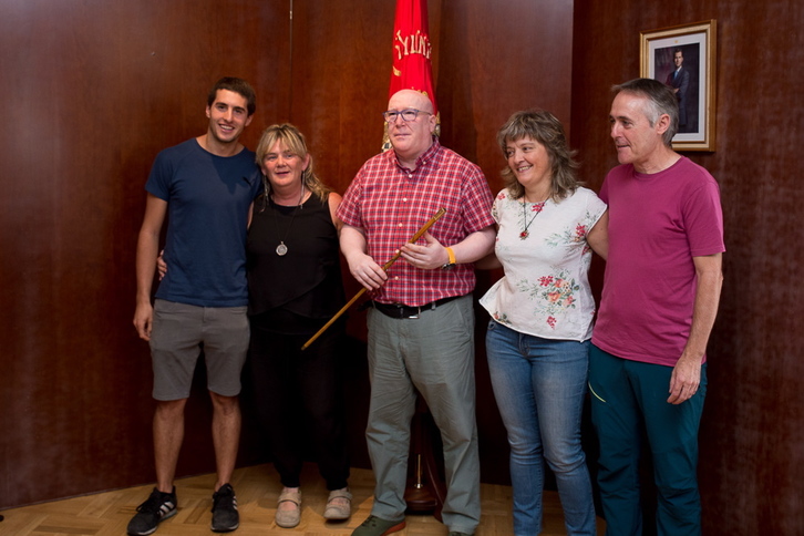 Alfredo Arruiz, en el centro, con la vara de alcalde de Uharte. (Iñigo URIZ / FOKU)