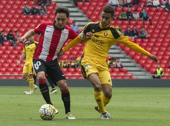 Otegui, peleando con Unai López en un Athletic B-Osasuna en 2016. (Aritz LOIOLA | FOKU)