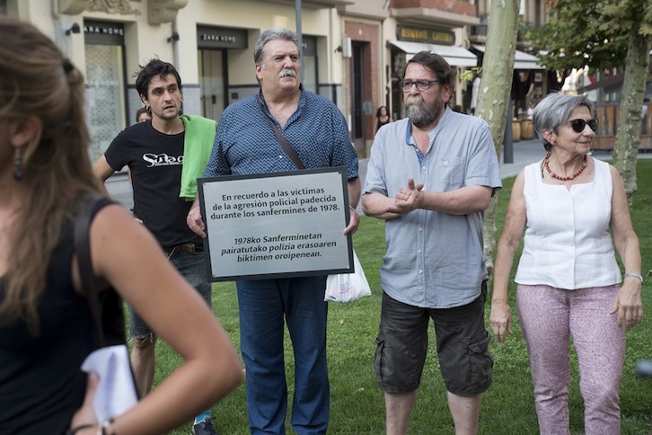 La placa, antes de su colocación en el monolito. (Iñigo URIZ | FOKU)