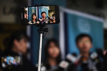 Agnes Chow y Joshua Wong han sido puestos en libertad tras pasar ante el juez.(LILLIAN SUWANRUMPHA I AFP)