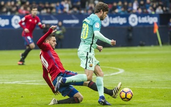 Torres y Sergi Roberto, en el último Osasuna-Barça en 2016. (Jagoba MANTEROLA | FOKU)