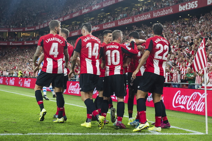 El Athletic celebra uno de los goles en el derbi ante la Real. (Monika DEL VALLE / FOKU)