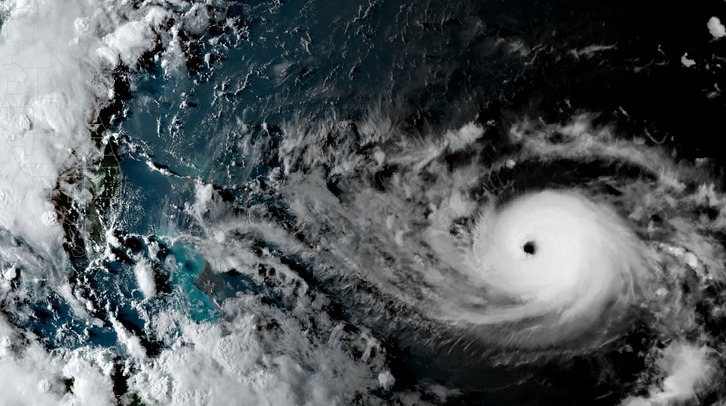 Imágen de satélite donde se ve el huracán aproximándose a la Bahamas. (Handout / AFP)