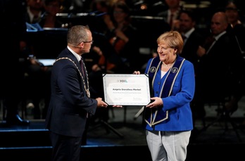 Merkel recibe el doctorado en la cerenomia que tuvo lugar en la Ópera de Leipzig. (Odd ANDERSEN | AFP)