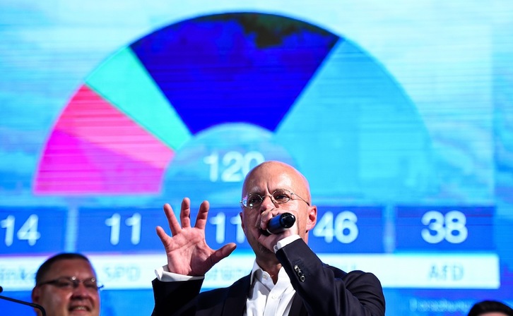 Andreas Kalbitz, líder de la AfD en Brandeburgo, pronuncia un discurso tras conocer las primeras encuestas. (Gregor FISCHER | AFP)