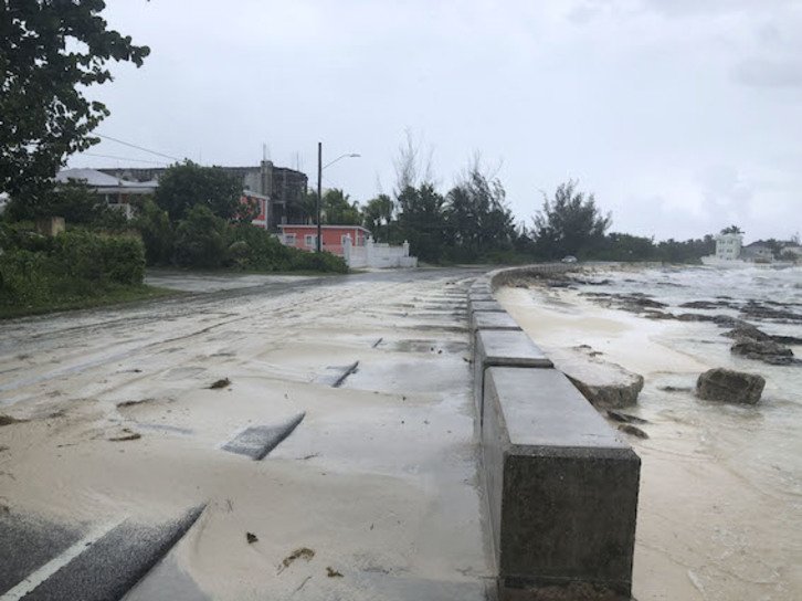 La crecida del mar se empieza a notar en Bahamas. (Lucy WORBOYS/AFP)
