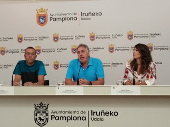 Los concenjales de EH Bildu, Endika Alonso, Joseba Asiron y Maider Beloki, durante la comparecencia de hoy. (NAIZ)