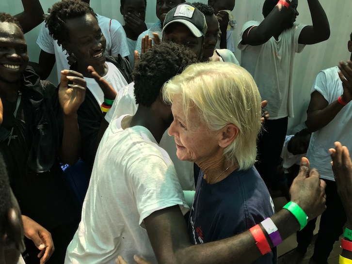 Migrantes descienden del Ocean Viking, último buque desembarcado. (Anne CHAON | AFP)