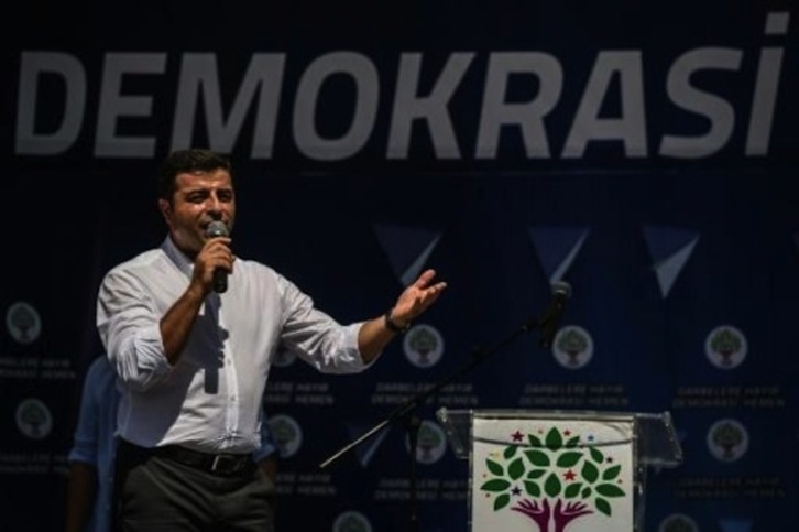 Selahattin Demirtas, durante una protesta contra el fallido golpe militar y el estado de emergencia (AFP) 