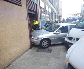 El turismo ha atropellado a un peatón en una acera de la calle Aralar. (POLICÍA MUNICIPAL DE IRUÑEA)