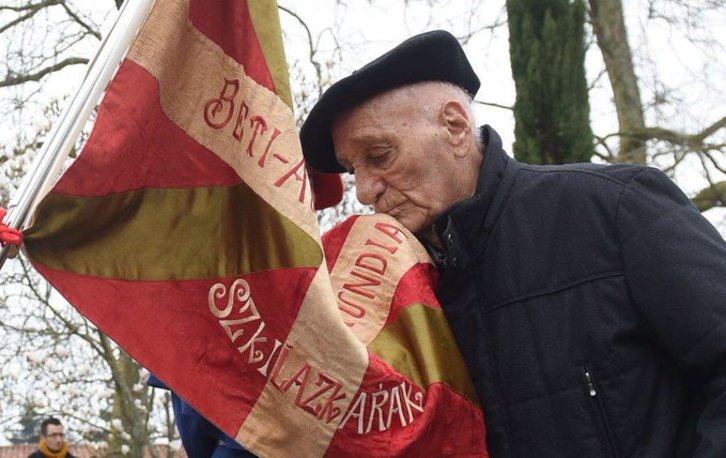 Gerardo Bujanda besando la ikurriña. (@eajpnvgipuzkoa)