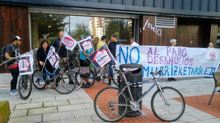 Concentración ante la sede de Alokabide en Bilbo.