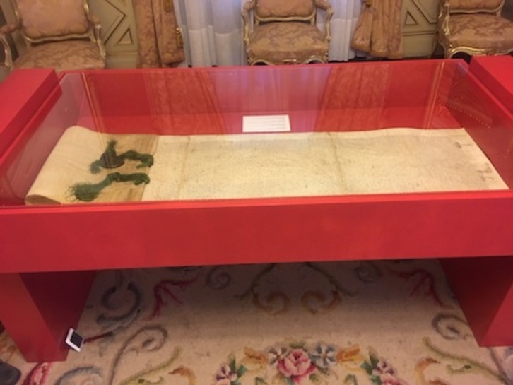 Los visitantes podrán contemplar la carta fundacional de la ciudad otorgado por el rey Carlos III el Noble.