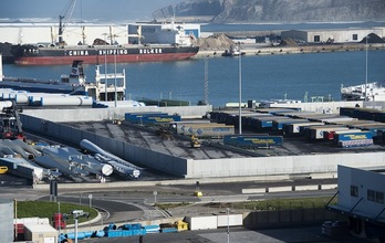 El muro construído en el Puerto de Bilbo entre las instalaciones portuarias.(Luis JAUREGIALTZO / FOKU)