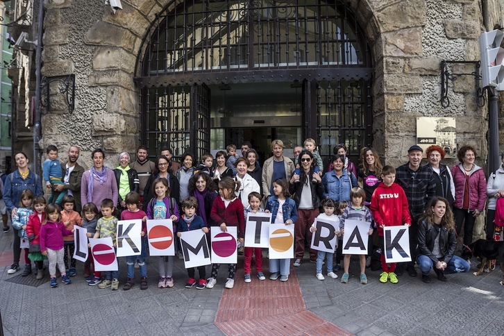 Integrantes de Lokomotorak ante la estación de Atxuri. (Aritz LOIOLA | FOKU)