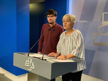 Lander Martínez y Rebeka Ubera, en la presentación de su acuerdo. (NAIZ)