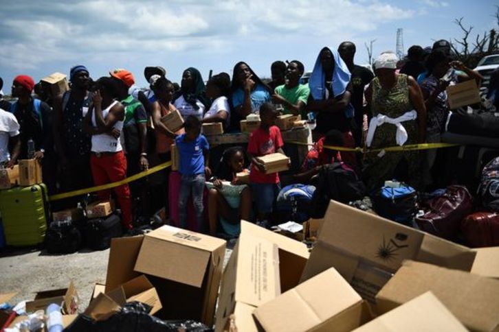 Cientos de personas esperando la evacuación en Marsh Habour. (Brendan SMIALOWSKI/AFP)