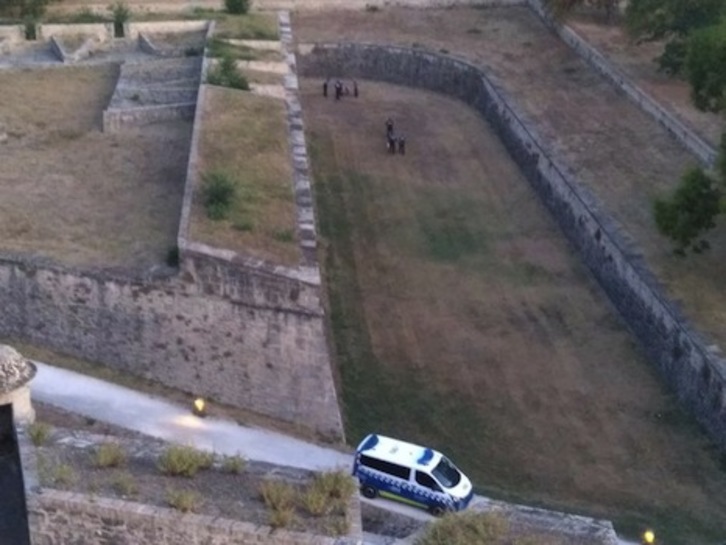 Agentes atienden al joven que había caído desde una zona amurallada de Iruñea. (POLICÍA MUNICIPAL DE IRUÑEA)