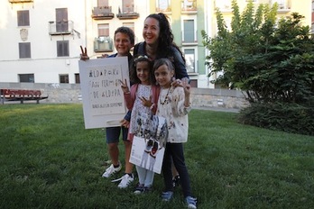 Imagen de los carteles que anunciarán San Fermín Txiki, junto a sus autores.