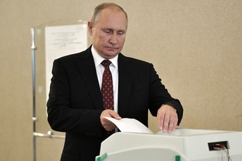 El presidente ruso, en el momento de depositar su voto. (ALEXEY NIKOLSKY I AFP)