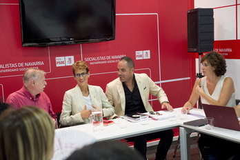 La presidenta navarra, María Chivite, junto a Fabricio de Potestad y Ramón Alzórriz. (Iñigo URIZ/FOKU)